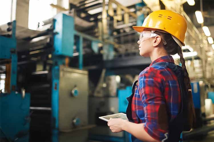 manufacturing employee using software